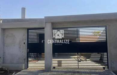 Imagem: A casa possui 3 Dormitórios, 2 Banheiros, 2 Vagas na garagem