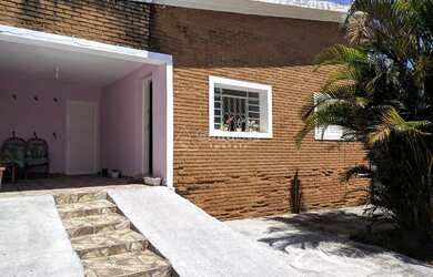 Imagem: A casa possui 2 Dormitórios, 1 Banheiro, 2 Vagas na garagem