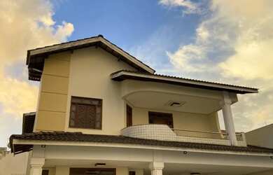 Imagem: A casa possui 5 Dormitórios, 2 Banheiros, 2 Vagas na garagem