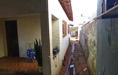 Imagem: A casa possui 3 Dormitórios, 1 Banheiro, 3 Vagas na garagem