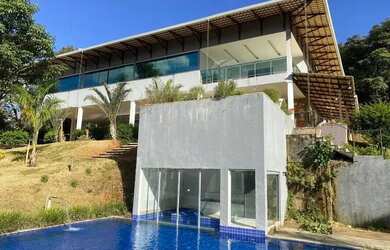 Imagem: A casa possui 4 Dormitórios, 3 Banheiros, 5 Vagas na garagem