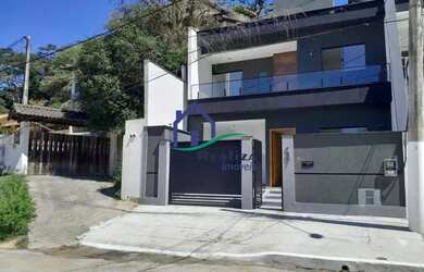 Imagem: A casa possui 3 Dormitórios, 2 Banheiros, 1 Vaga na garagem