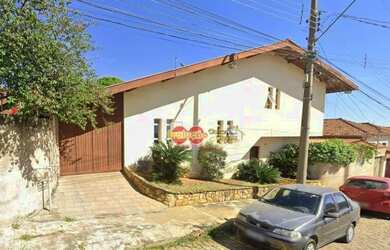 Imagem: A casa possui 4 Dormitórios, 2 Banheiros e 480m² de Área