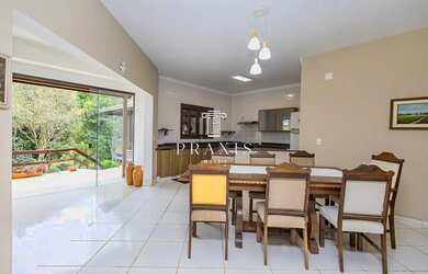 Imagem: A casa possui 3 Dormitórios, 3 Banheiros, 2 Vagas na garagem