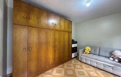 Imagem: A casa possui 2 Dormitórios, 2 Banheiros, 3 Vagas na garagem