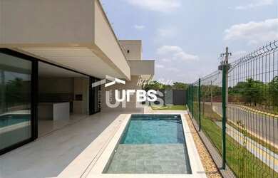 Imagem: A casa em condomínio possui 4 Dormitórios, 5 Banheiros, 4