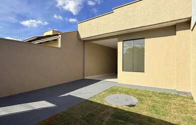 Imagem: A casa possui 2 Dormitórios, 2 Banheiros, 2 Vagas na garagem