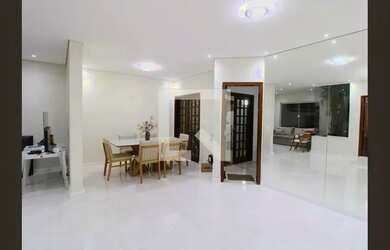 Imagem: A casa possui 4 Dormitórios, 5 Banheiros, 5 Vagas na garagem