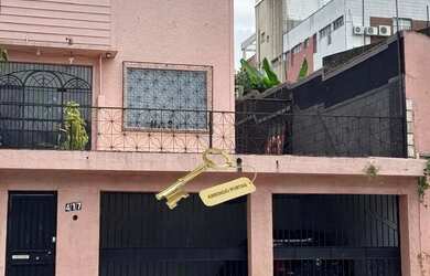 Imagem: A casa possui 3 Dormitórios, 2 Banheiros, 2 Vagas na garagem