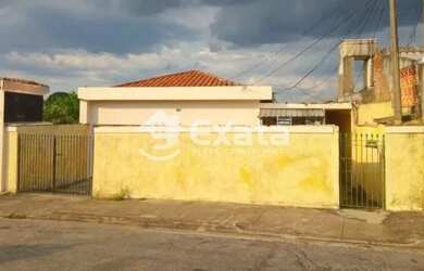 Imagem: A casa possui 2 Dormitórios, 1 Banheiro, 2 Vagas na garagem