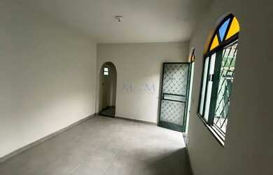 Imagem: A casa possui 3 Dormitórios, 1 Banheiro, 3 Vagas na garagem