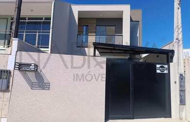 Imagem: A casa possui 3 Dormitórios, 1 Banheiro, 2 Vagas na garagem