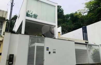 Imagem: A casa possui 4 Dormitórios, 5 Banheiros, 3 Vagas na garagem