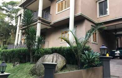 Imagem: A casa em condomínio possui 4 Dormitórios, 5 Banheiros, 4