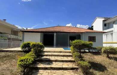 Imagem: A casa possui 4 Dormitórios, 3 Banheiros, 4 Vagas na garagem