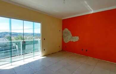 Imagem: A casa possui 3 Dormitórios, 1 Banheiro, 2 Vagas na garagem