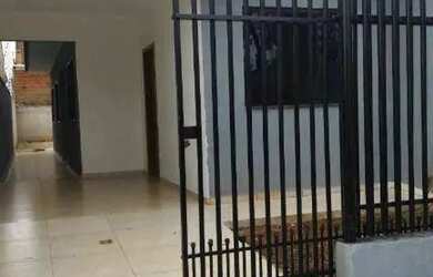 Imagem: A casa e possui 2 Dormitórios, 1 Banheiro, 2 Vagas na garagem