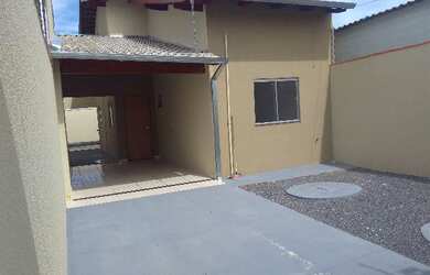 Imagem: A casa possui 3 Dormitórios, 2 Banheiros, 2 Vagas na garagem