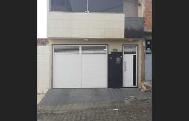 Imagem: A casa possui 3 Dormitórios, 3 Banheiros e 2 Vagas na garagem