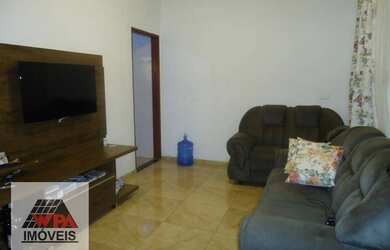 Imagem: A casa possui 2 Dormitórios, 1 Banheiro, 2 Vagas na garagem