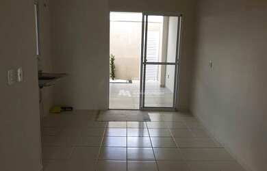 Imagem: A casa possui 2 Dormitórios, 2 Banheiros, 2 Vagas na garagem