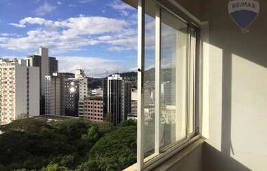 Imagem: O apartamento possui 5 Dormitórios, 3 Banheiros, 3 Vagas na