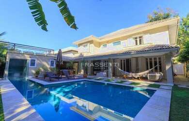 Imagem: A casa em condomínio possui 4 Dormitórios, 5 Banheiros, 2