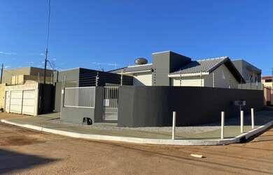 Imagem: A casa possui 3 Dormitórios, 2 Banheiros, 2 Vagas na garagem