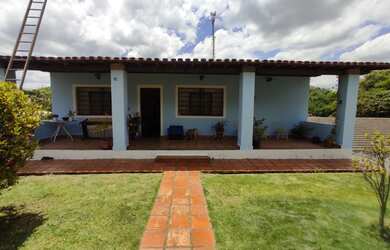 Imagem: A casa possui 4 Dormitórios, 3 Banheiros, 5 Vagas na garagem