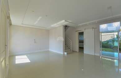 Imagem: A casa possui 3 Dormitórios, 3 Banheiros, 2 Vagas na garagem