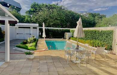 Imagem: A casa em condomínio possui 4 Dormitórios, 4 Banheiros, 4