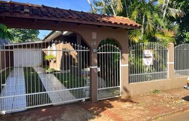 Imagem: A casa possui 3 Dormitórios, 2 Banheiros, 1 Vaga na garagem