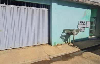 Imagem: A casa possui 2 Dormitórios, 1 Banheiro, 2 Vagas na garagem