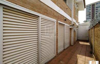 Imagem: O depósito possui 4 Vagas na garagem, 297m² de Área e está