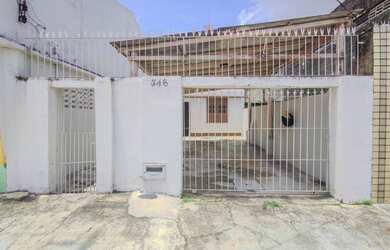 Imagem: A casa possui 4 Dormitórios, 1 Banheiro, 1 Vaga na garagem