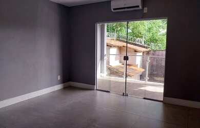 Imagem: A casa possui 4 Dormitórios, 4 Banheiros, 3 Vagas na garagem