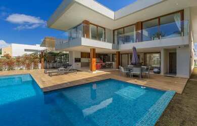 Imagem: A casa em condomínio possui 5 Dormitórios, 5 Banheiros, 2