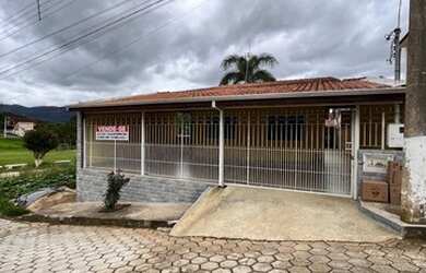 Imagem: A casa possui 3 Dormitórios, 2 Banheiros, 3 Vagas na garagem