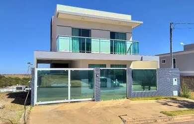 Imagem: A casa em condomínio possui 4 Dormitórios, 4 Banheiros, 1