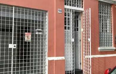 Imagem: A casa possui 3 Dormitórios, 2 Banheiros, 1 Vaga na garagem