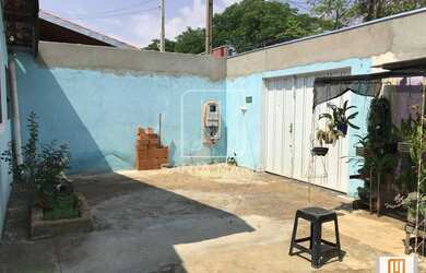 Imagem: A casa possui 3 Dormitórios, 2 Banheiros, 2 Vagas na garagem