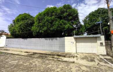 Imagem: A casa possui 4 Dormitórios, 3 Banheiros, 4 Vagas na garagem