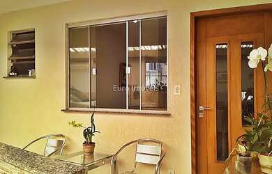 Imagem: A casa à venda possui 3 Dormitórios, 4 Banheiros, 2 Vagas