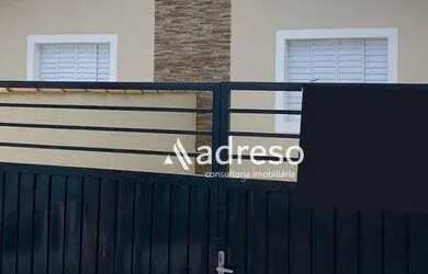 Imagem: A casa possui 2 Dormitórios, 1 Banheiro, 2 Vagas na garagem