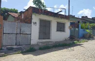 Imagem: A casa possui 2 Dormitórios, 1 Banheiro, 2 Vagas na garagem