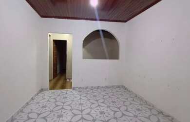 Imagem: A casa possui 3 Dormitórios, 2 Banheiros e 1 Vaga na garagem