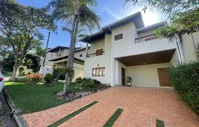 Imagem: A casa em condomínio possui 4 Dormitórios, 5 Banheiros, 4