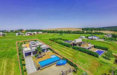Imagem: A casa em condomínio possui 4 Dormitórios, 5 Banheiros, 3