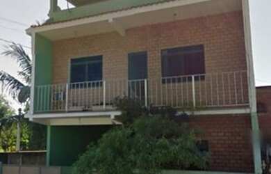 Imagem: A casa possui 3 Dormitórios, 2 Banheiros, 3 Vagas na garagem