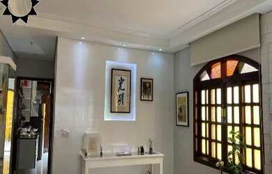 Imagem: A casa possui 3 Dormitórios, 3 Banheiros, 4 Vagas na garagem